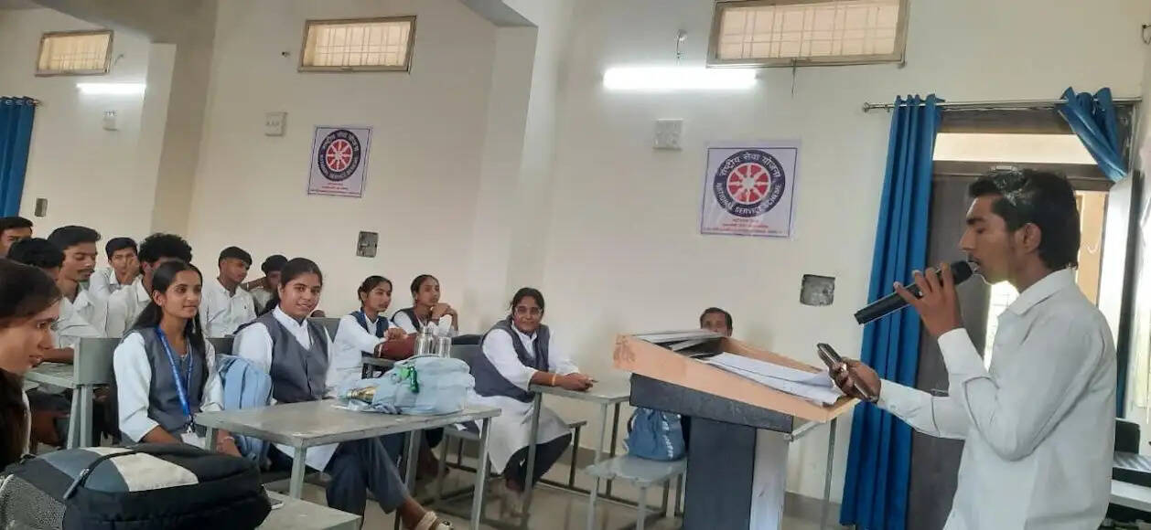 मंदसौरः शिक्षा से विकसित भारत थीम के अंतर्गत देशभक्ति गीत गायन प्रतियोगिता संपन्न