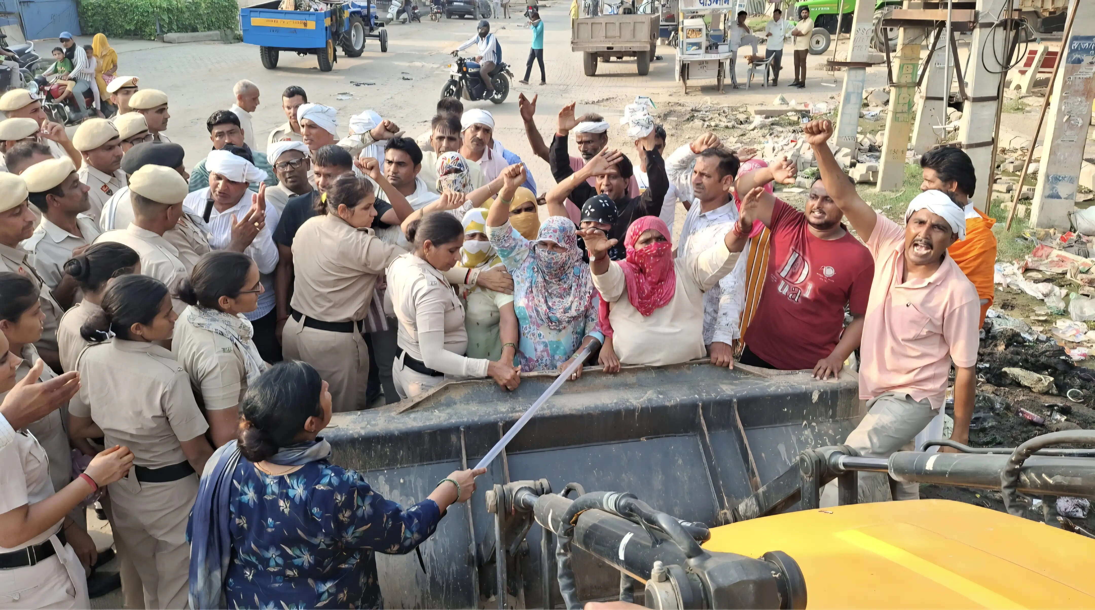 हिसार में कचरा उठाने पहुंची पुलिस टीम हड़ताली महिला कर्मचारियों ने पुलिस पर फेंका कचरा
