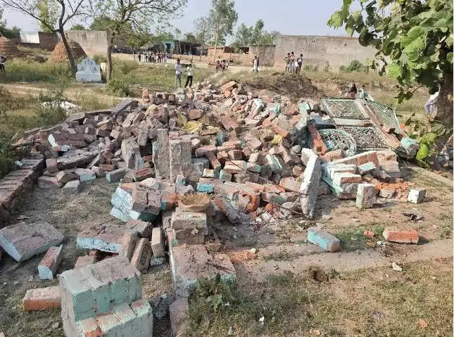 जनपद संभल में साढ़े छह बीघा सरकारी जमीन पर बनी 50 साल पुरानी मजार और कब्रों पर चला बुलडोजर