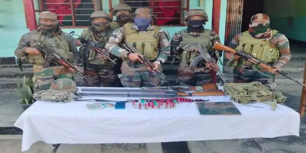 मणिपुरः&nbsp;सेना के संयुक्त अभियान&nbsp;में भारी&nbsp;संख्या&nbsp;में हथियार और गोला-बारूद बरामद