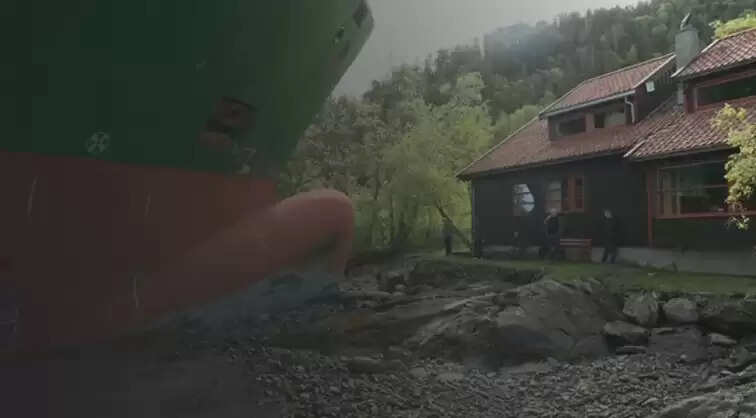 नॉर्वे में नाविक की गलती से विशाल मालवाहक जहाज घर के पास पहुंच गया