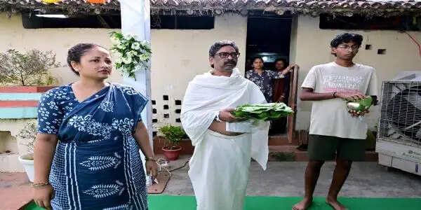 मुख्यमंत्री हेमंत सोरेन ने मां की स्मृति में निभाई पारंपरिक संस्कार रस्म