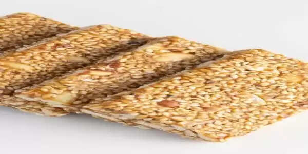 मकर संक्रांति की आहट : बाजारों में सजी तिल-गुड़ और गजक की अस्थायी दुकानें