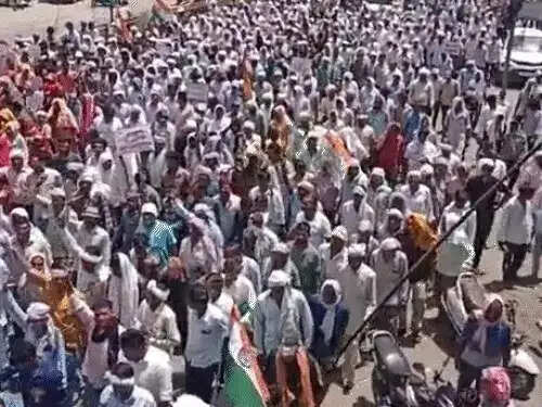 सीकर में जमीन बचाने के लिए किसानों का महापड़ाव, एयरपोर्ट और भूमि अधिग्रहण के विरोध में कलेक्ट्रेट घेरा
