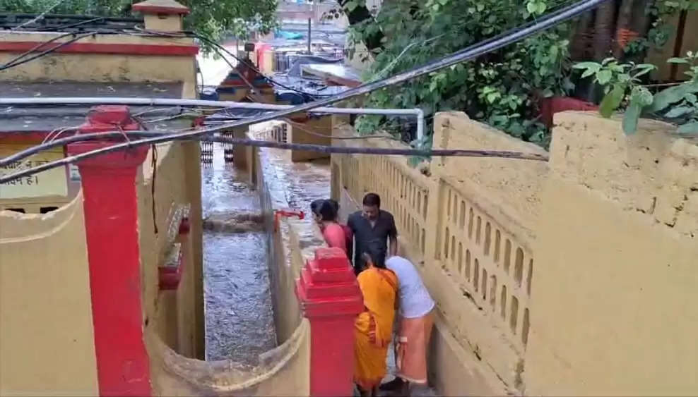 भारी बारिश से भैरवी नदी का बढ़ा जलस्तर, मां छिन्नमस्तिका मंदिर में घुसा बाढ़ का पानी