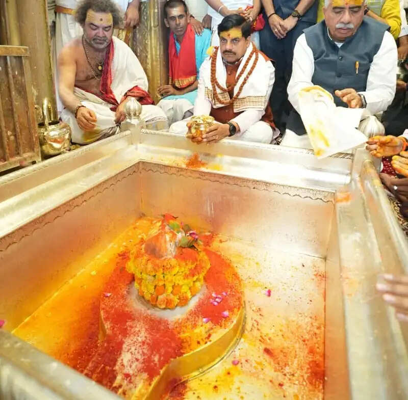 मप्र के मोहन यादव वाराणसी पहुंचे, बाबा विश्वनाथ के दर्शन किए