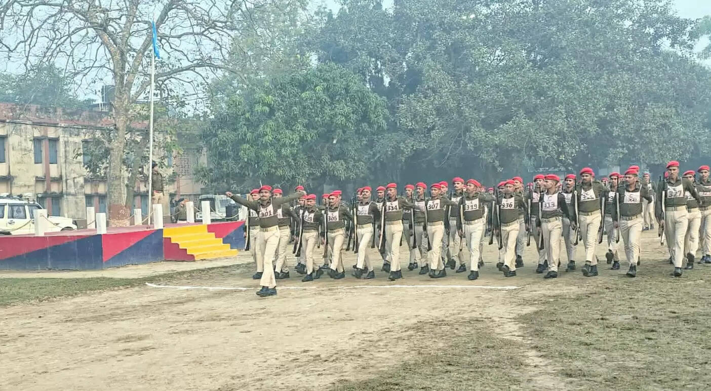 कटिहार पुलिस केंद्र में रैतिक परेड आयोजित