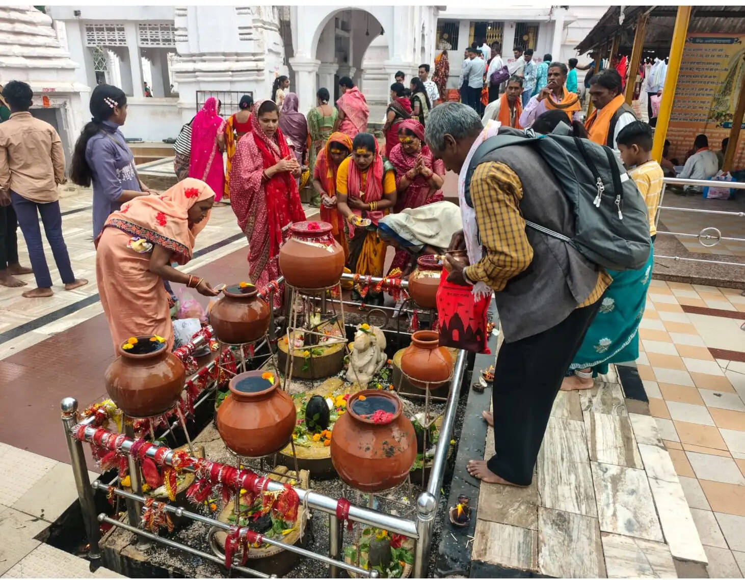 अनूपपुर: बैसाखी पूर्णिमा पर नर्मदा में श्रद्धालुओं ने डुबकी लगाकर मंदिर में किया पूजन