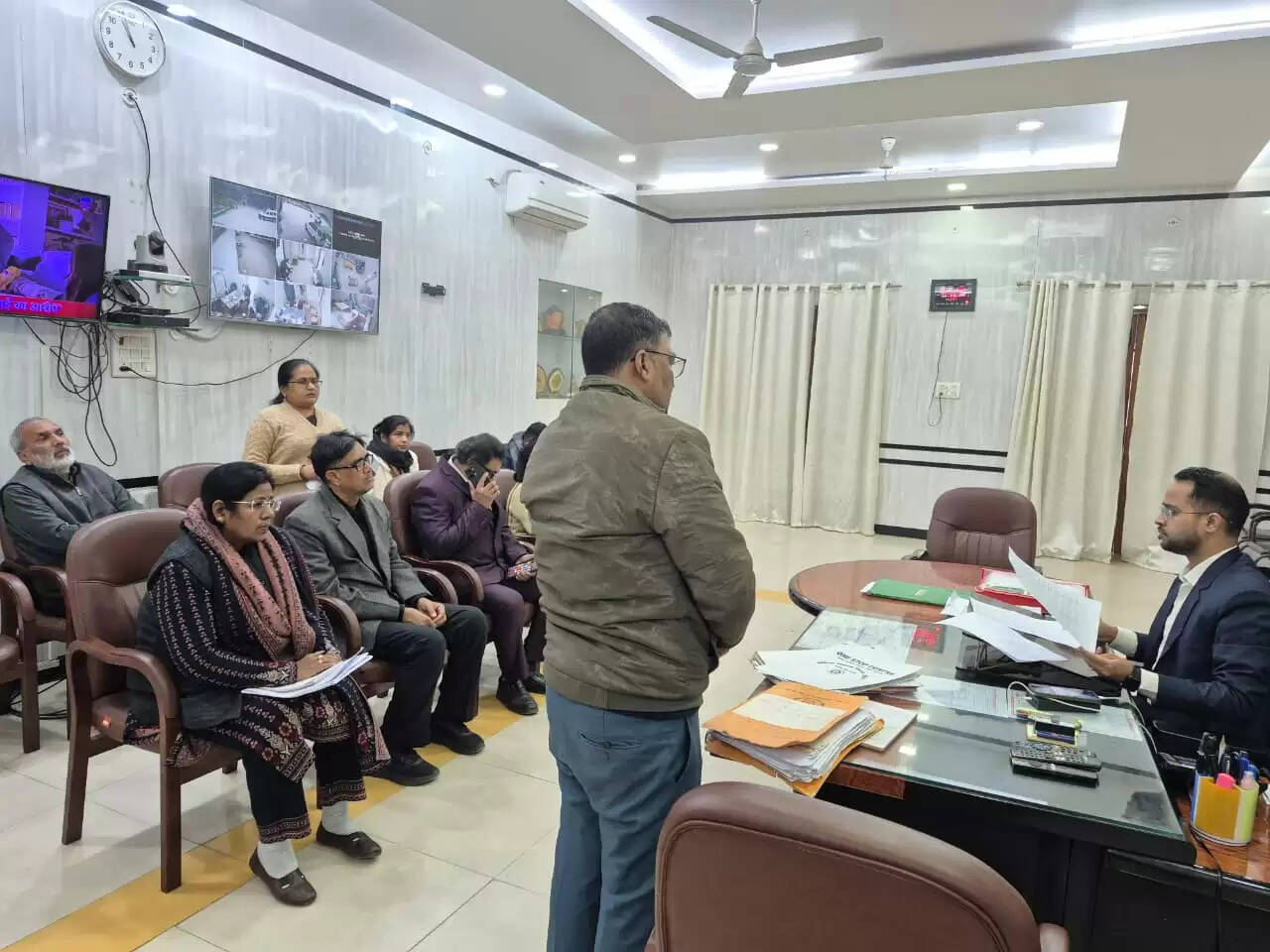 मुख्यमंत्री नारी शक्ति योजना में लापरवाही पर अधिकारियों की जिलाधिकारी ने लगाई क्लास