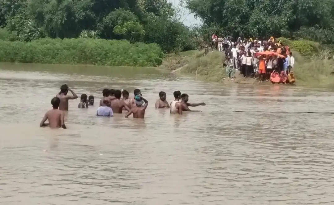 नहाने के दौरान तीन किशोरियां बहीं, एक का शव मिला, दो लापता
