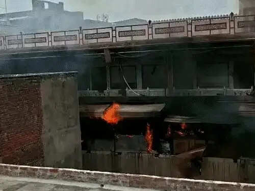 मणिहारों के कटला में लगी आग की लपटें 25 दुकानों तक पहुंची