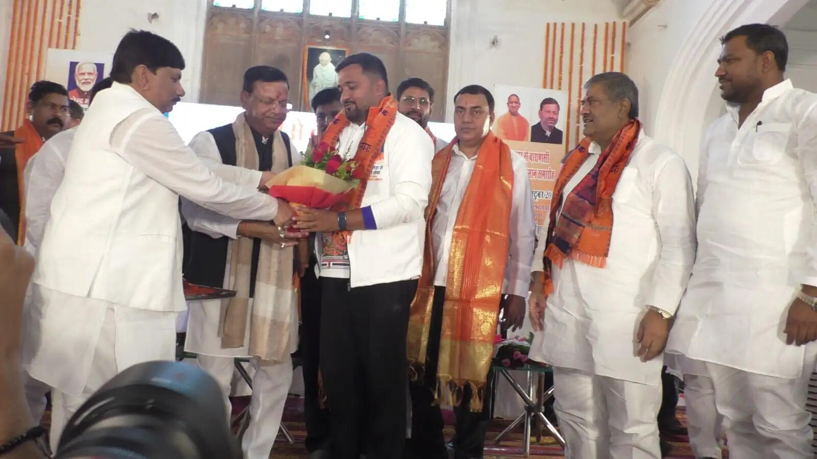 वडनगर गुजरात से बाइक से काशी आए 500 बाइक राइडर्स का पुष्पवर्षा के बीच स्वागत