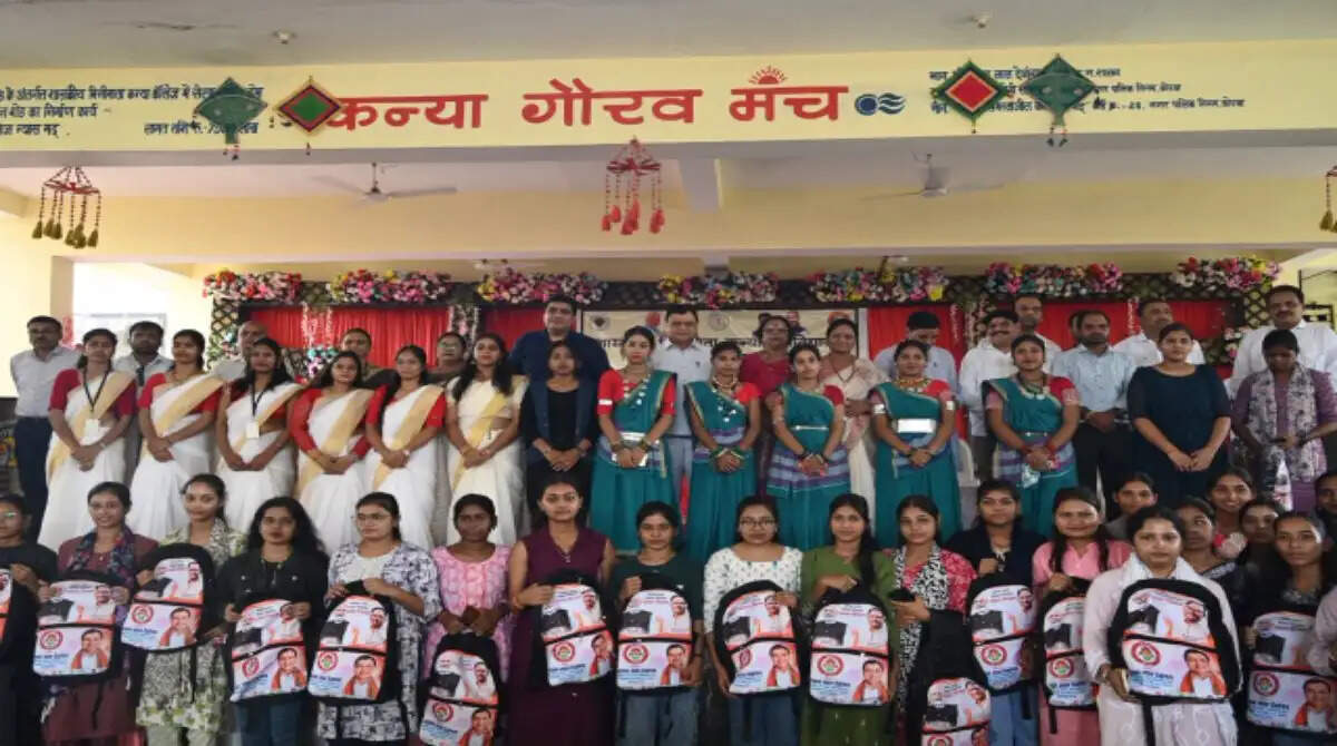 कोरबा में 1500 छात्राओं को मिली एजुकेशन किट, जिले के अन्य शासकीय कॉलेजों में भी बनेंगे विशाल डोम