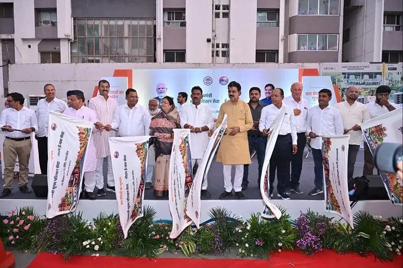 इंदौर को मिली नई सौगात:आधुनिक बसों को जनप्रतिनिधियों और अधिकारियों ने भी किया फ्लैग ऑफ
