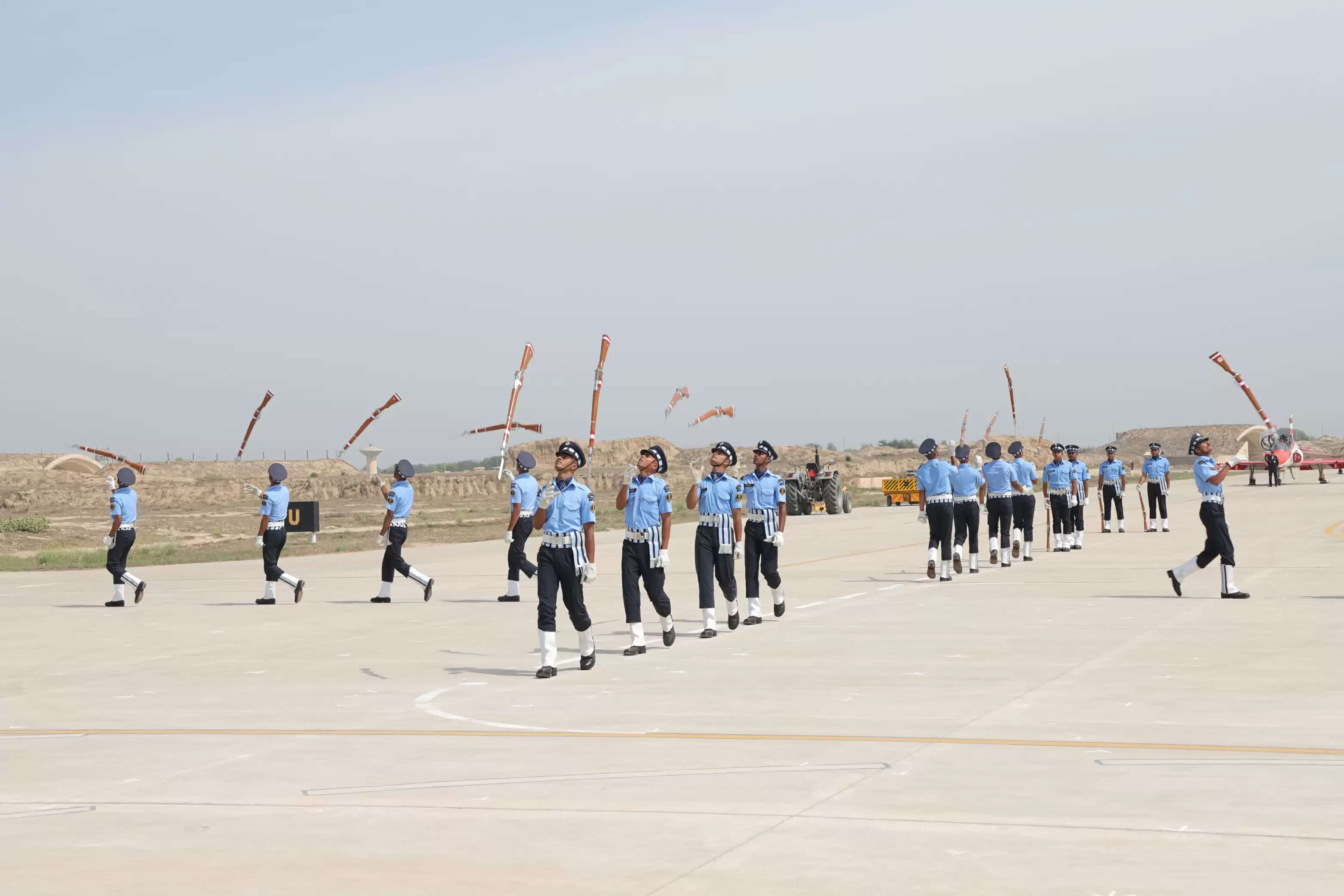 वायुसेना का सूरतगढ़ में एयर डिस्प्ले, जांबाज सूर्यकिरण टीम ने दिखाए हवाई करतब