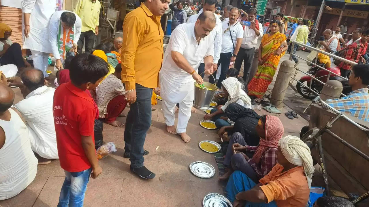 कांग्रेस नेताओं ने राहुल गांधी के जन्मदिन पर बांटी खिचड़ी