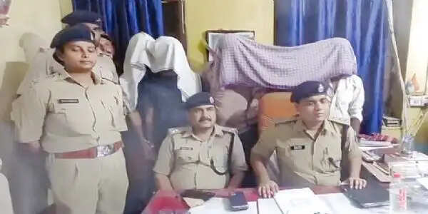रंगदारी मांगने वाले गिरोह का पुलिस ने किया भंडाफोड़, हथियार और कारतूस के साथ 5 अपराधी गिरफ्तार
