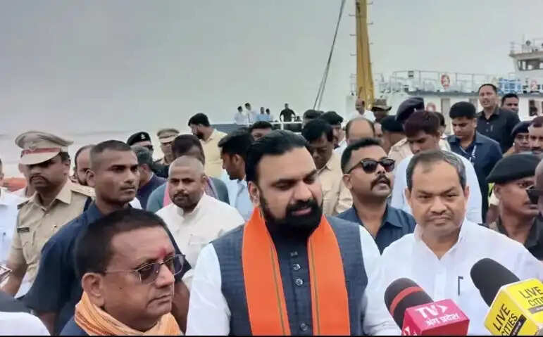 गंगा के तेज कटाव का जायजा लेने भागलपुर पहुंचे मुख्यमंत्री सम्राट चौधरी, राघोपुर तटबंध का किया निरीक्षण