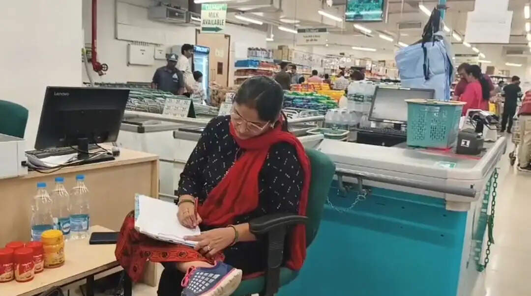जबलपुर : तिलहरी डी-मार्ट में खाद्य विभाग की दबिश, दो ब्रांड के घी के नमूने लिए