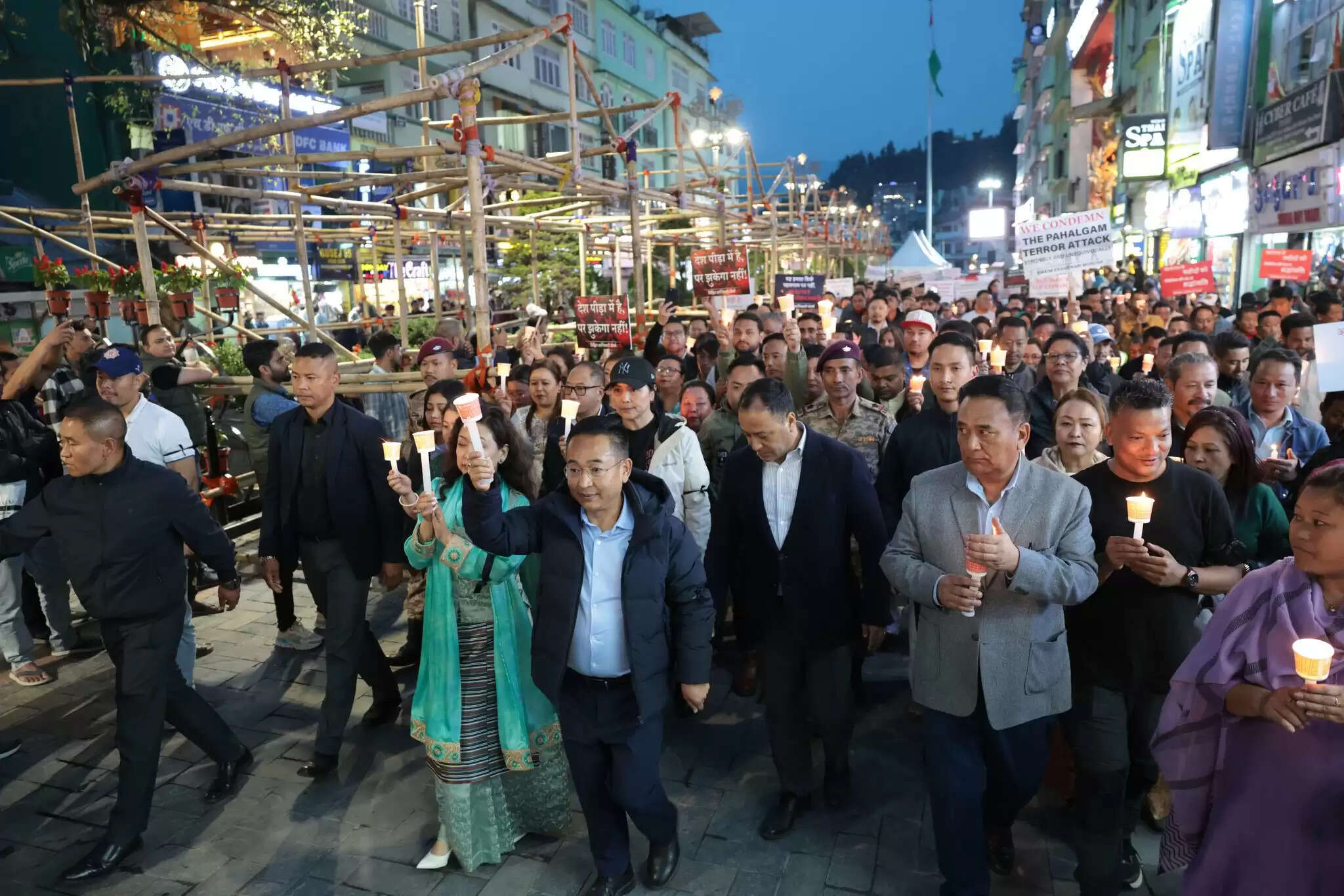 पहलगाम में आतंकी हमले के विरोध में गंगटोक में कैंडल मार्च निकाला गया
