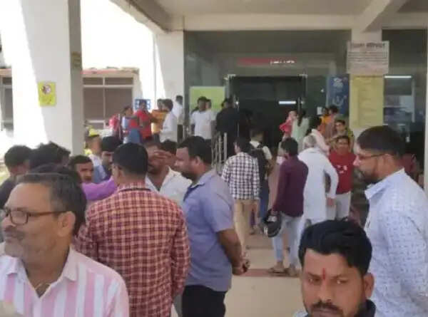 लखनऊ : अस्पताल की चौथी मंजिल से गिरकर महिला की मौत, परिजनों का हंगामा