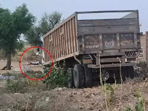 ट्रक-टेम्पो ट्रैवलर की टक्कर में तीन की मौत, 13 घायल