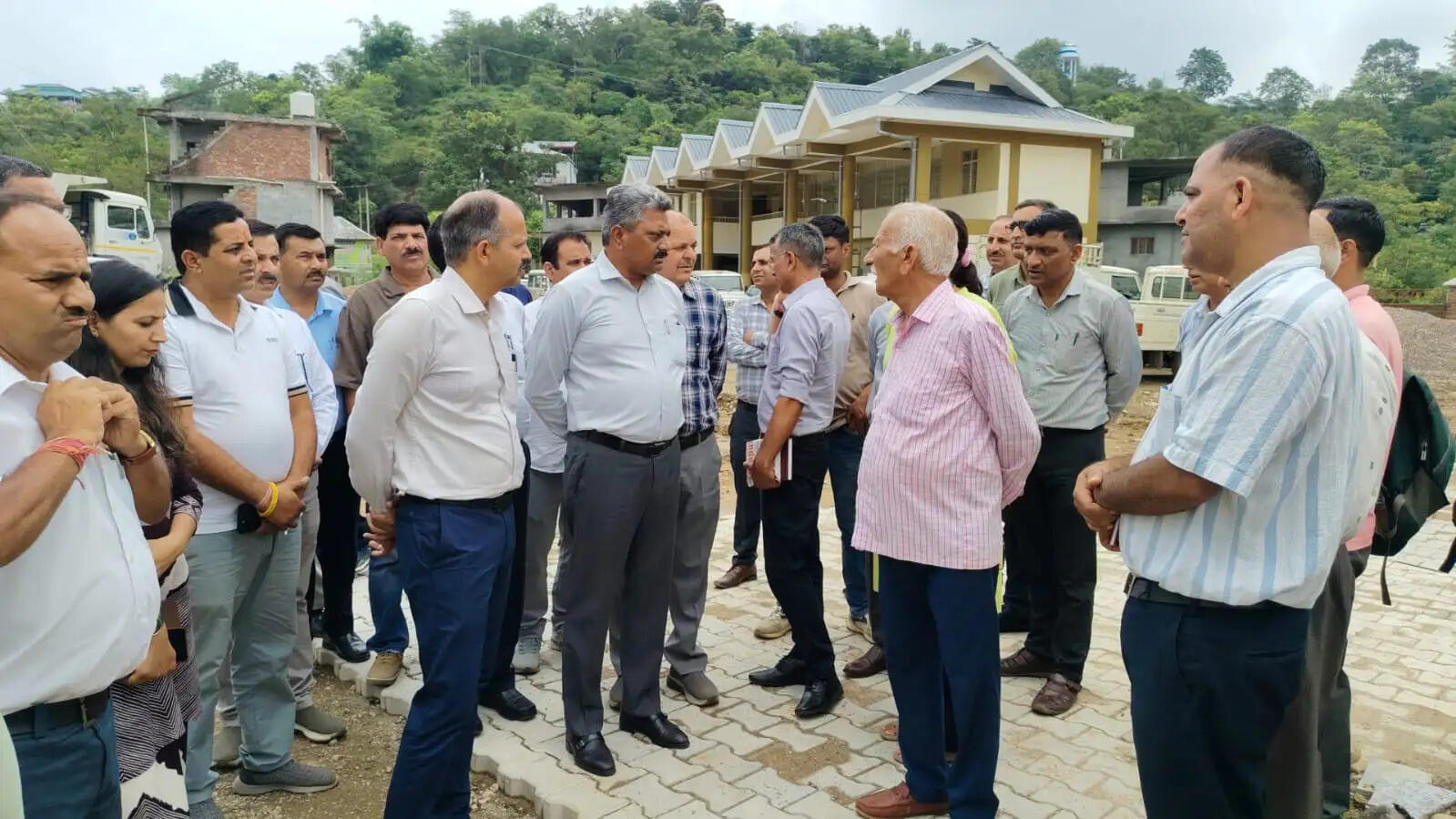 विधायक सुरेश कुमार ने सम्मू ताल और निर्माणाधीन बस स्टैंड का किया निरीक्षण