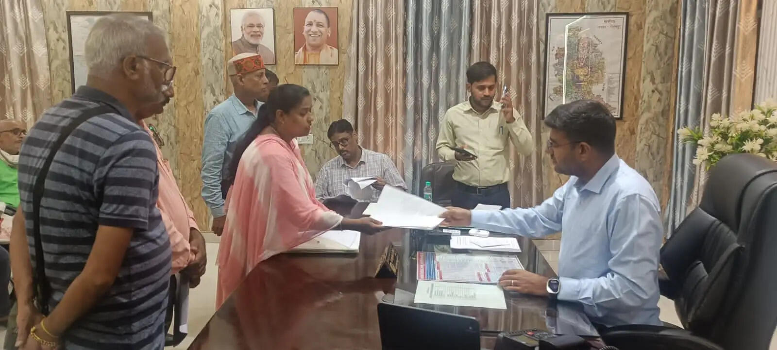 एक व्यक्ति, दो नाम और दो पिता! डीएम के दरबार में पहुंची शिकायत ने खोली प्रशासनिक तंत्र की पाेल