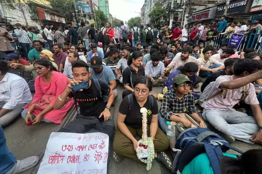 कोलकाता पुलिस मुख्यालय से 500 मीटर दूर धरने पर बैठे प्रदर्शनकारी डॉक्टर