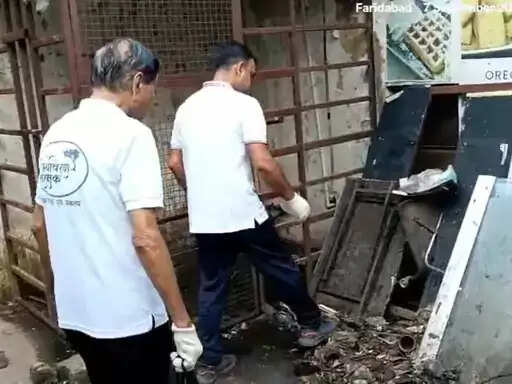 फरीदाबाद : निगम कमिश्रर ने सैनिक कालोनी की मार्केट में उठाया कूड़ा