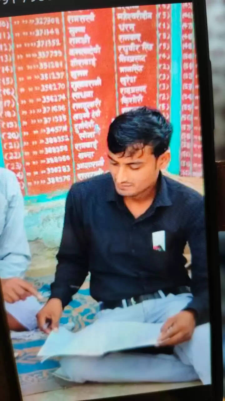 ट्रक के नीचे आकर मर जाओ तो मिलेंगे पांच लाख, अधिक मुआवजा को लेखपाल ने आगजनी पीड़ित को दी मरने की सलाह