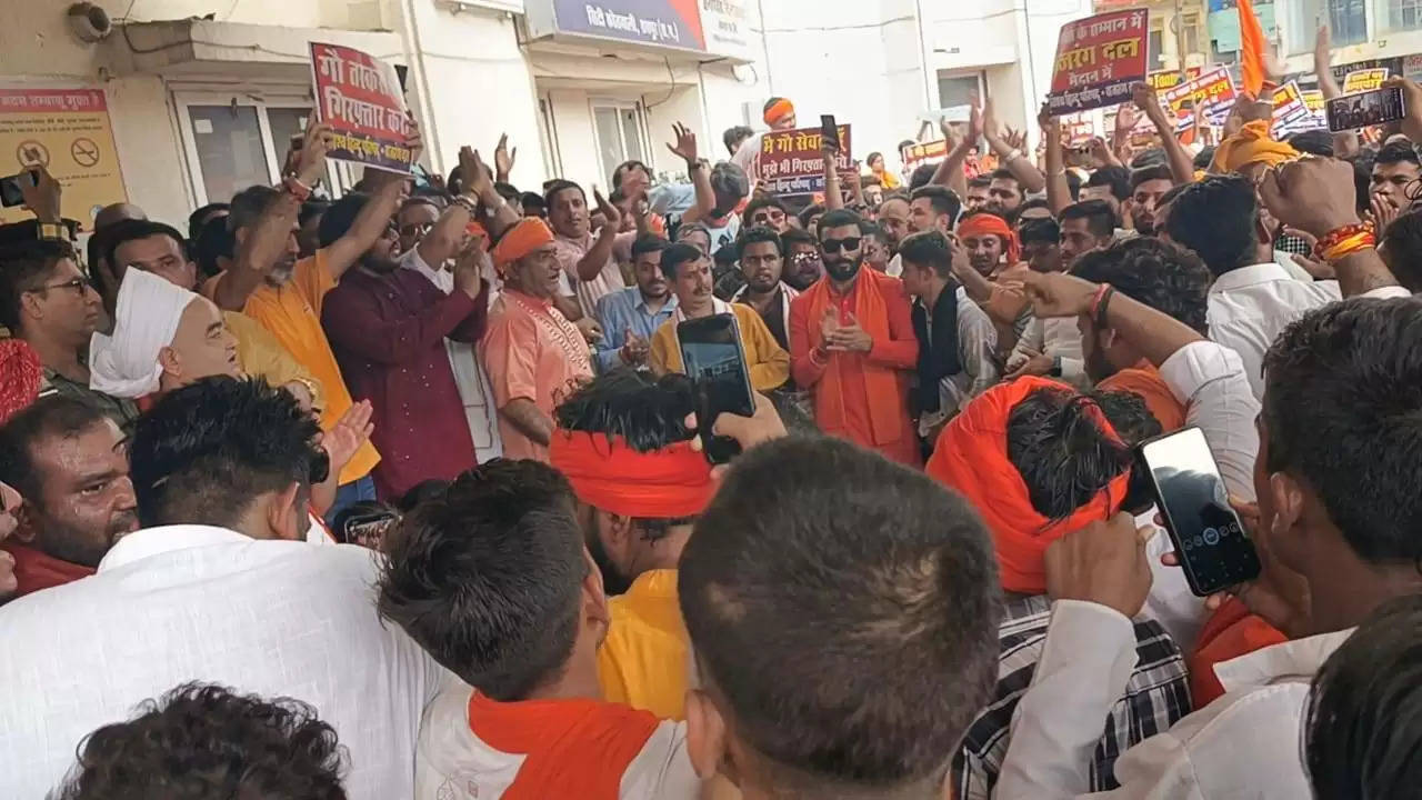 विश्व हिंदू परिषद का गौ तस्करों के खिलाफ कार्रवाई की मांग को लेकर प्रदर्शन