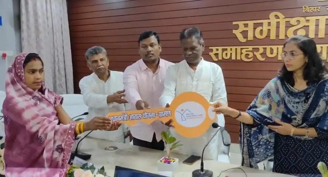 पीएम आवास योजना के लाभार्थियों को सौंपी गई घर की चाबी, भागलपुर में 22 हजार से अधिक आवास पूर्ण