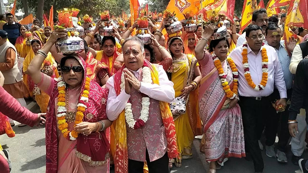 पंडित धीरेंद्र शास्त्री का लगेगा दरबार,गाजे बाजे के साथ निकली भव्य कलश यात्रा