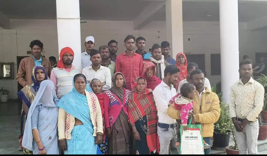 मुआवजा की मांग को लेकर कलेक्ट्रेट में बाढ़ पीड़ितों का प्रदर्शन