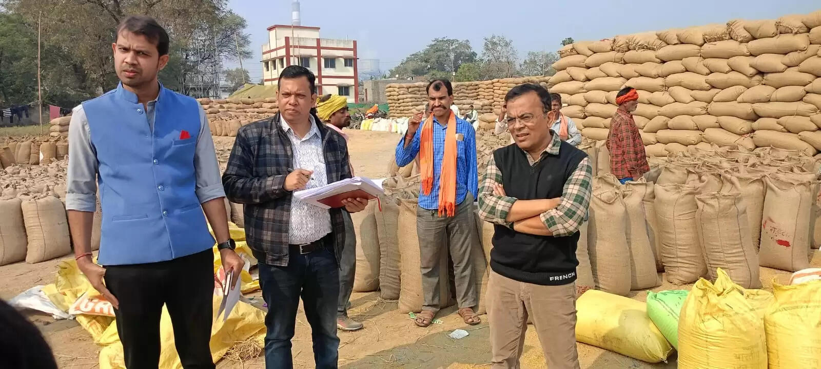 कलेक्टर ने मड़वा धान खरीद केंद्रों का किया निरीक्षण