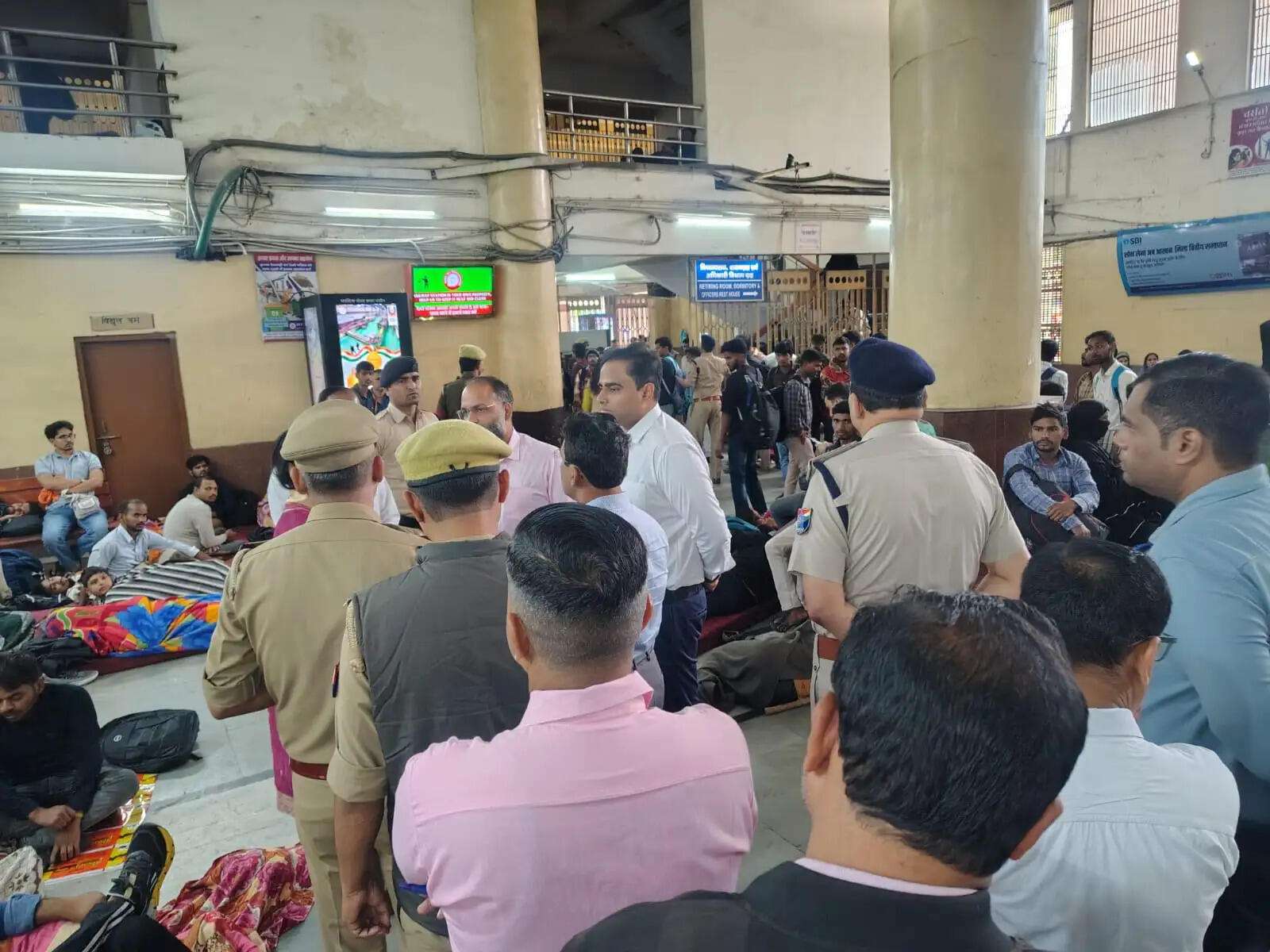 पैट परीक्षा के मद्देनजर मंडल रेल प्रबंधक विनीता श्रीवास्तव ने रेलवे स्टेशन पर यात्री सुविधाओं एवं सुरक्षा व्यवस्थाओं का किया निरीक्षण