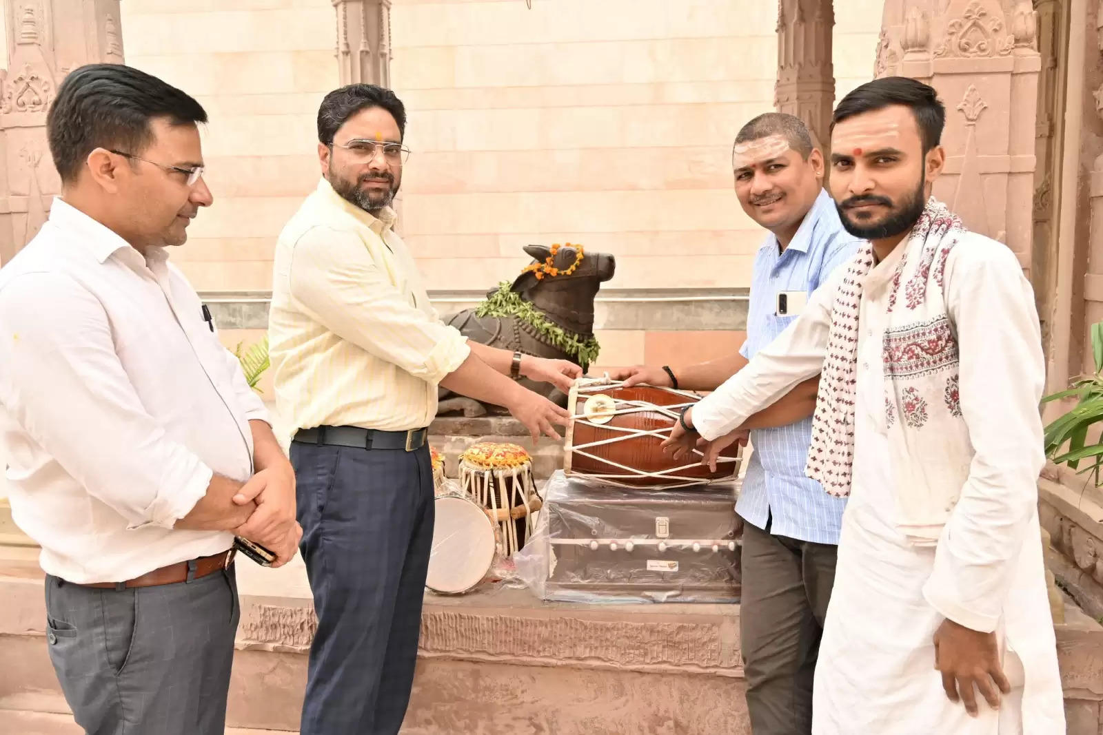 काशी विश्वनाथ मंदिर न्यास ने संस्कृत के विद्यार्थियों को दिया वाद्य यंत्र