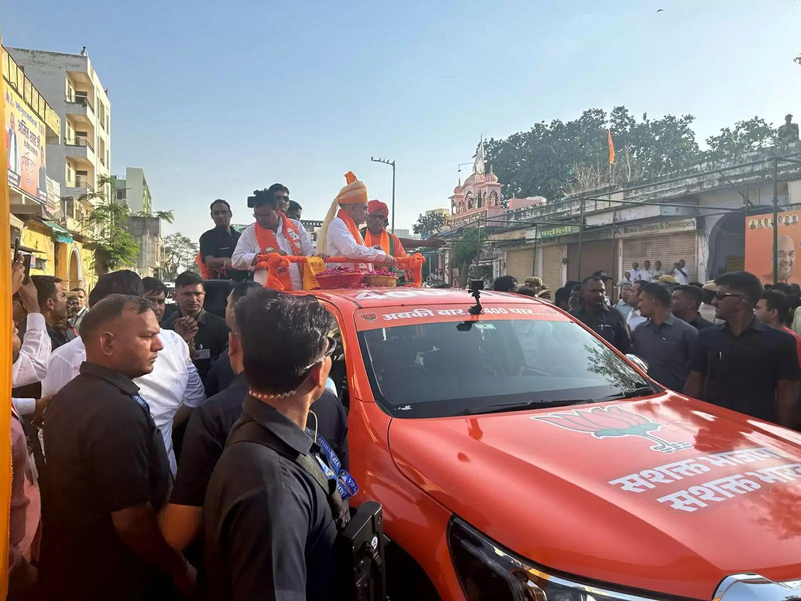 केंद्रीय गृहमंत्री ने रोड शो में भारत माता की जय के नारे लगवाए, खुली जीप में तय की डेढ़ किलोमीटर की दूरी