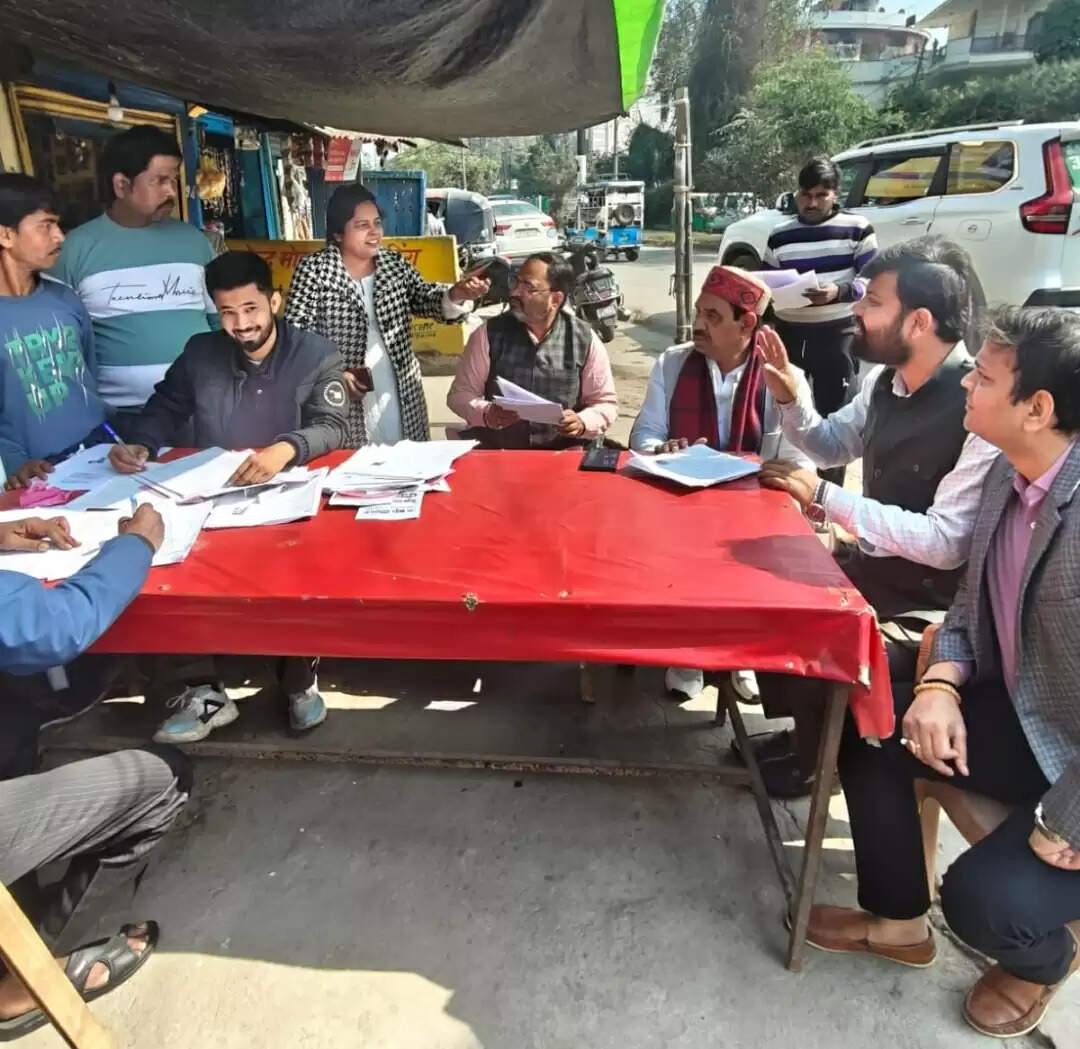 पोलिंग स्टेशनों पर मतदाता सहायता शिविर लगा भाजपा ने मतदाताओं काे दी सहूलियत