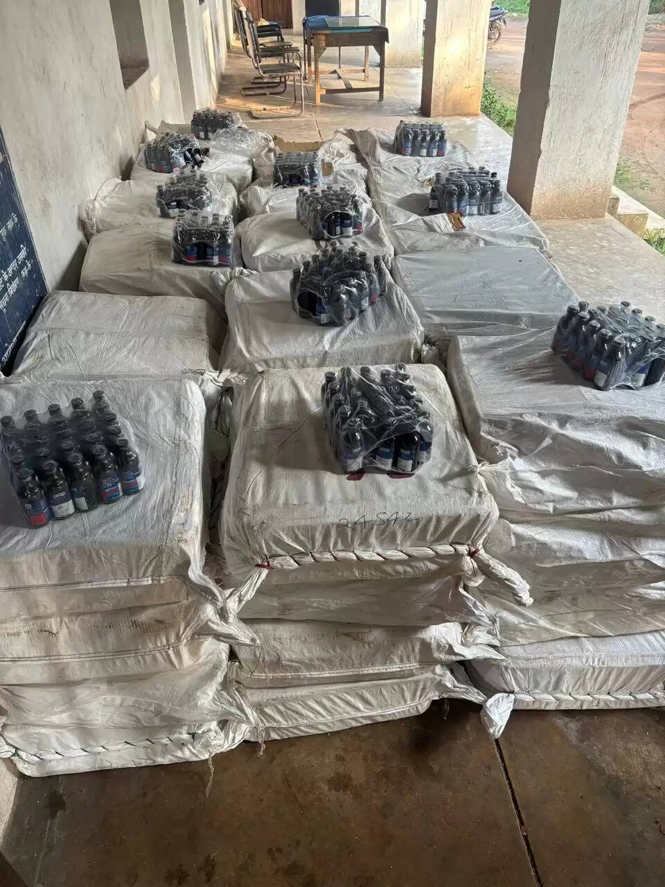 उत्तर प्रदेश अपराध शाखा से मिली सूचना के आधार पर रांची पुलिस ने एक ट्रक से बरामद की कफ सिरप की खेप