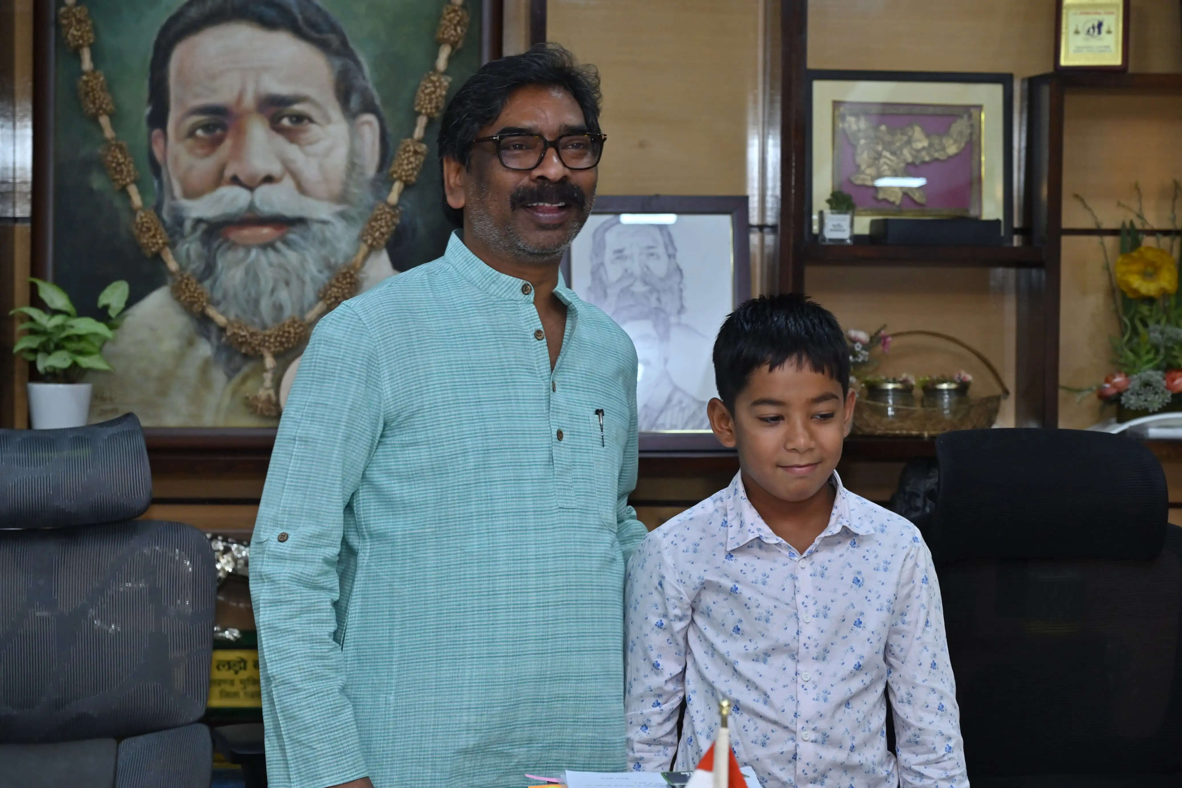 मुख्यमंत्री हेमन्त सोरेन से रांची के सात वर्षीय बाल तैराक इशांक सिंह ने की मुलाकात