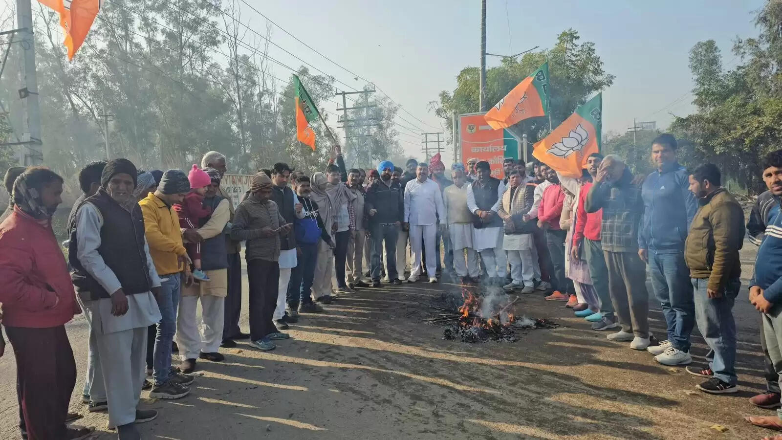 झज्जर : भाजपाइयों ने फूंका कांग्रेस नेता राहुल गांधी का पुतला