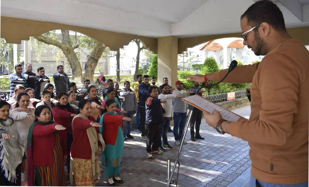 संविधान दिवस पर अधिकारियों और कर्मचारियों को दिलाई शपथ