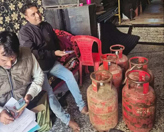 ग्वालियरः दालबाजार में तीन पिसाई केंद्रों पर खाद्य विभाग की कार्रवाई, 1.75 लाख का माल जब्त