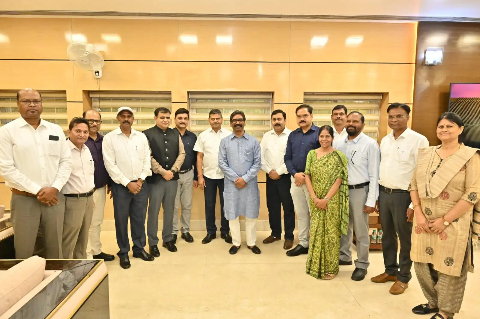 मुख्यमंत्री से आईएएस में नव प्रोन्नत अधिकारियों ने की मुलाकात