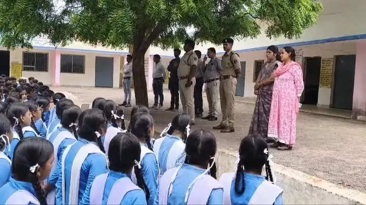 बिर्रा में विद्यार्थियों को यातायात व साइबर सुरक्षा के प्रति किया जागरूक, नाबालिगों को वाहन नहीं चलाने की दी सलाह
