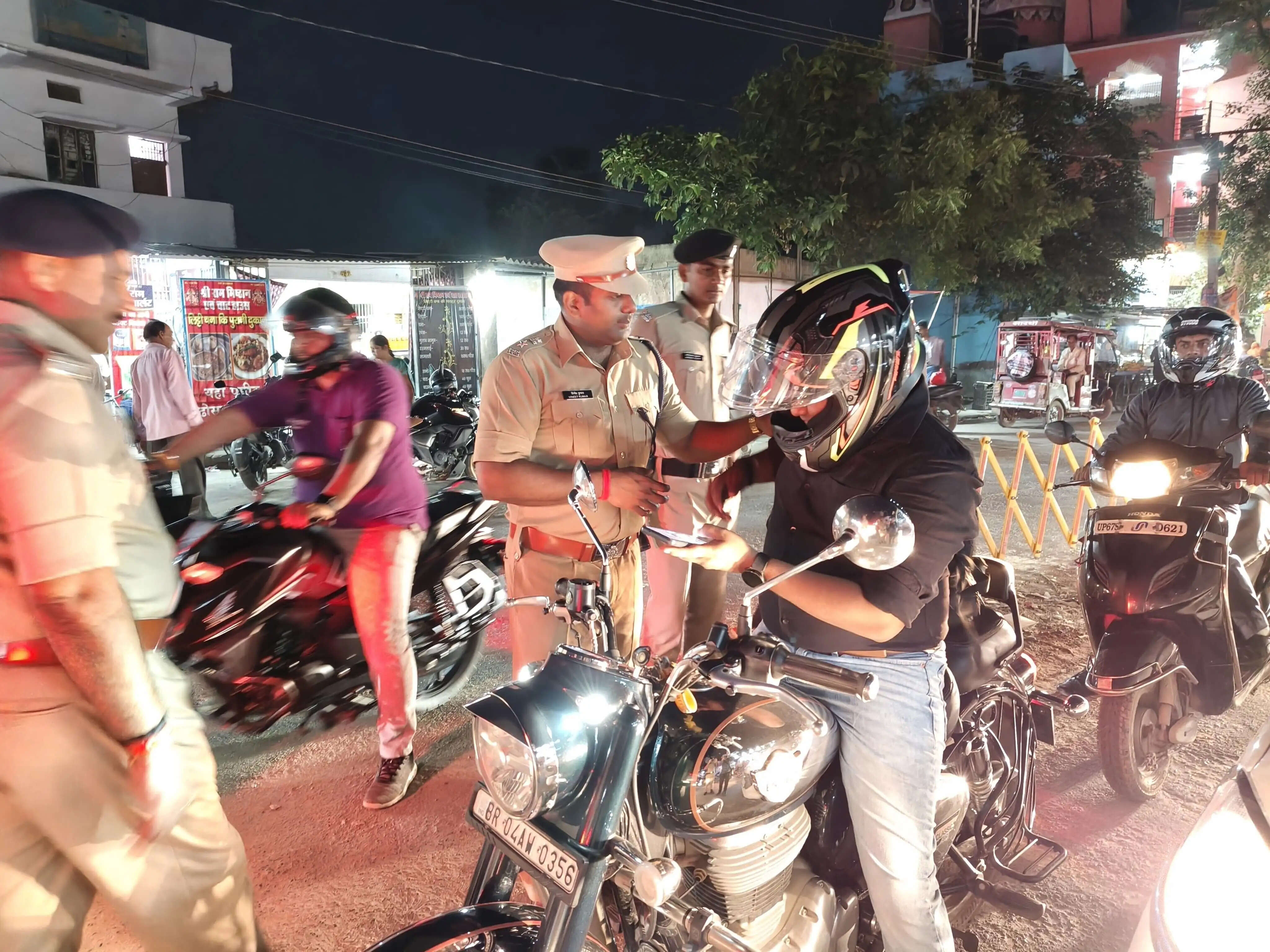 देर रात सड़कों पर उतरे एसएसपी, नगर थाने का भी किया औचक निरीक्षण