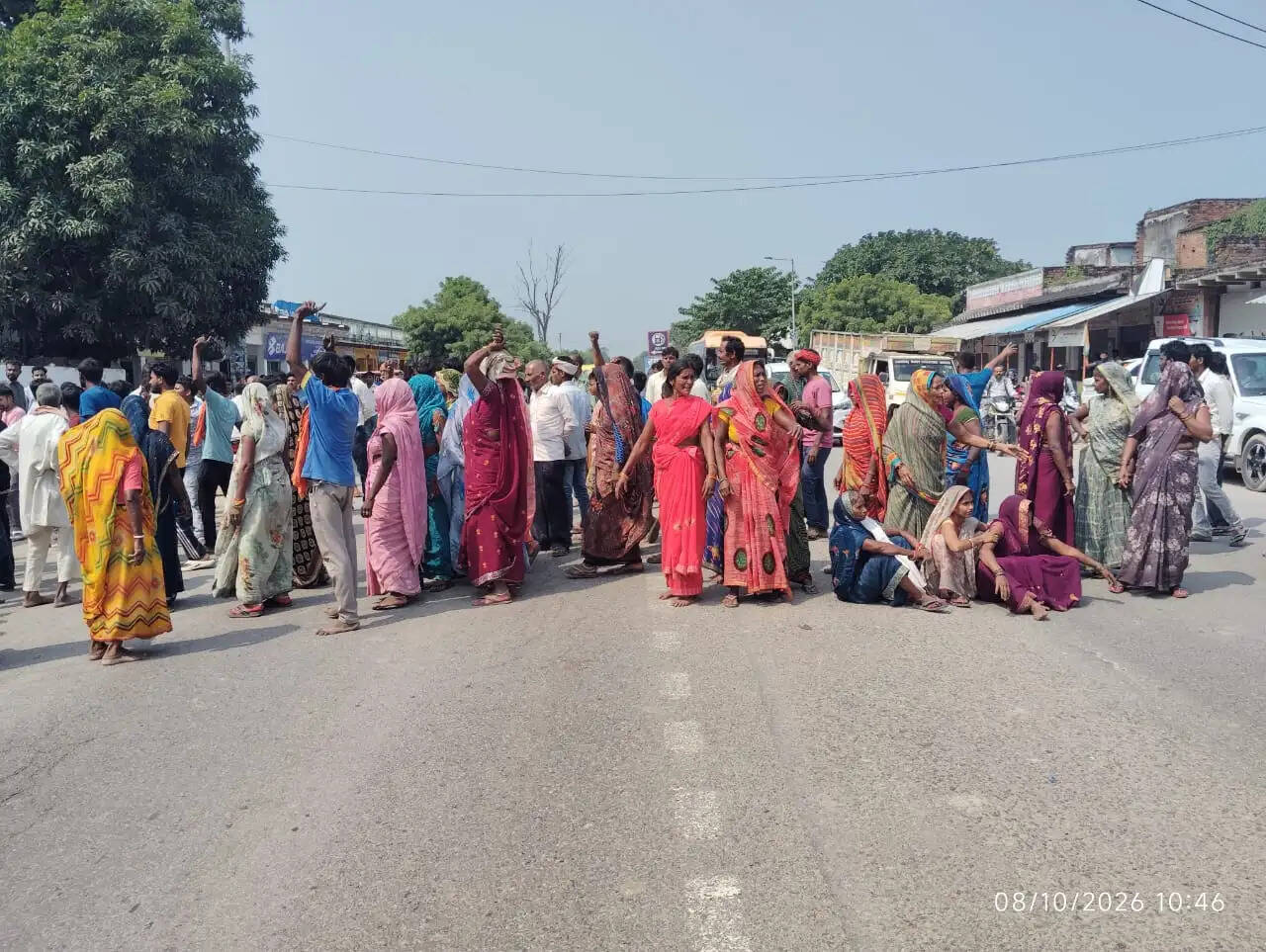 मीरजापुर : कार की टक्कर से दुकानदार की मौत, मुआवजे की मांग काे लेकर परिजनाें ने किया सड़क जाम