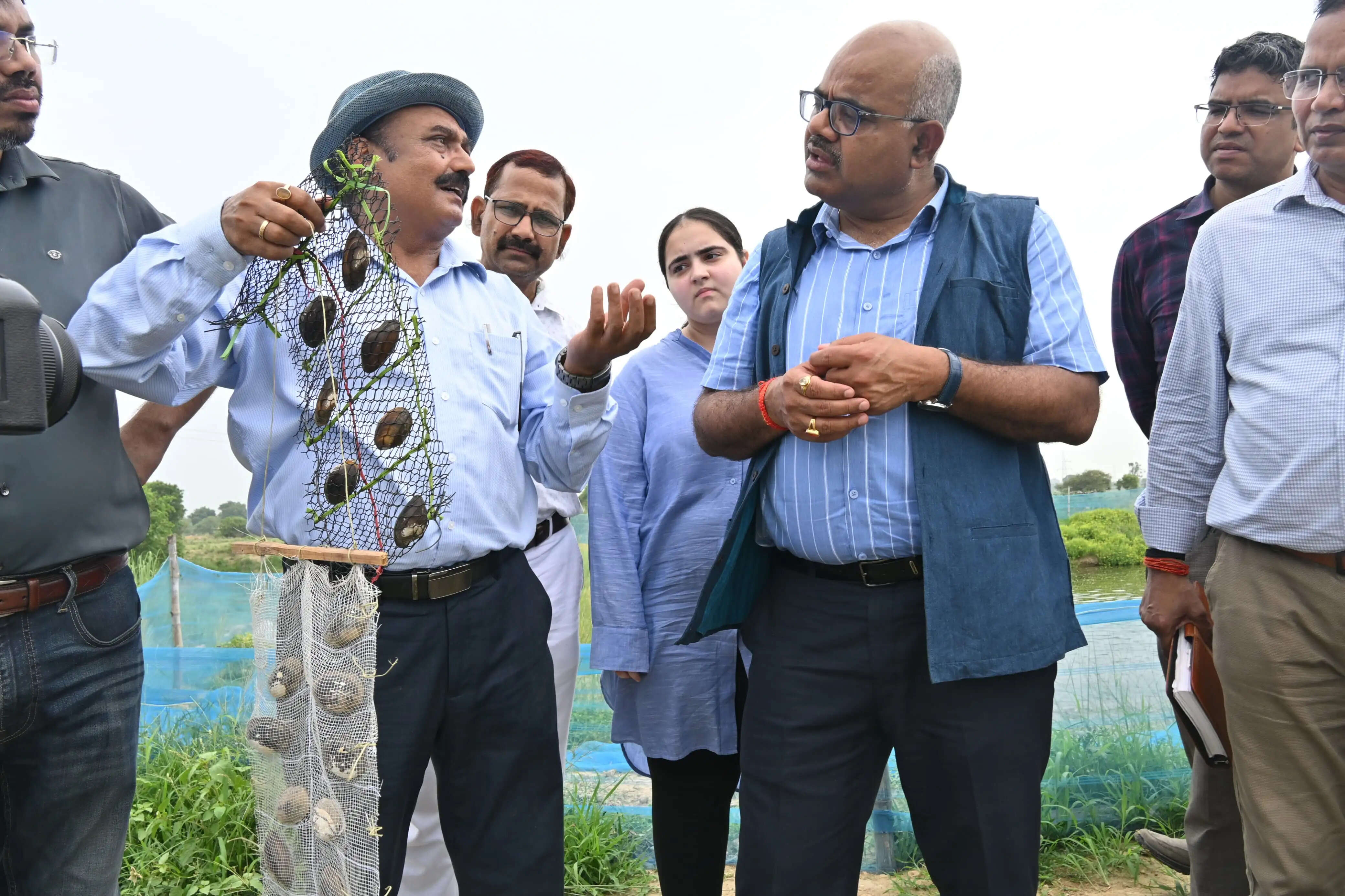खेत तालाबों में तैयार हो रहे डिजाइनर पर्ल, मत्स्य पालन से भी बढ़ रही किसानों की आय : जिलाधिकारी